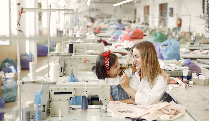 Mujeres confeccionando uniformes en un taller